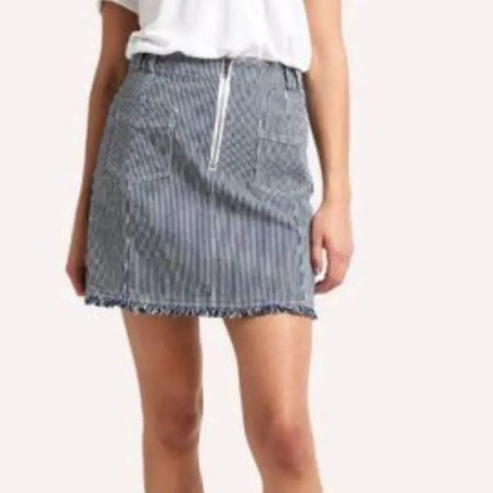 Cupcakes & Cashmere Furia Blue & White Stripe Jean Mini Skirt. Size 4. EUC!